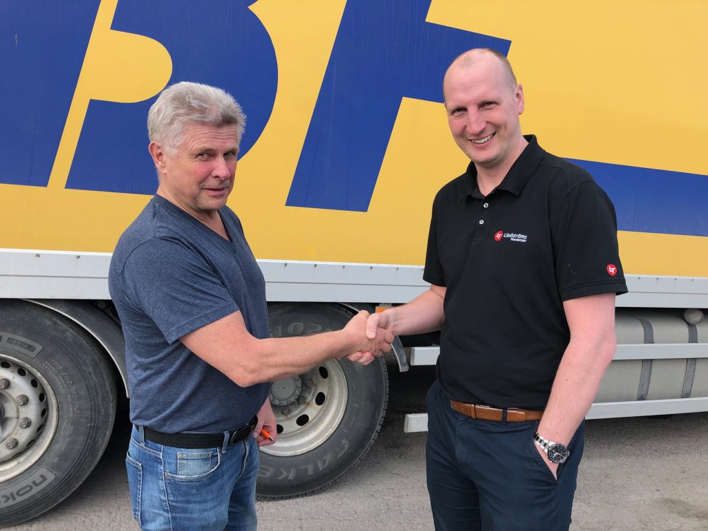 Andreas Lindström och Arne Lindgren skakar hand