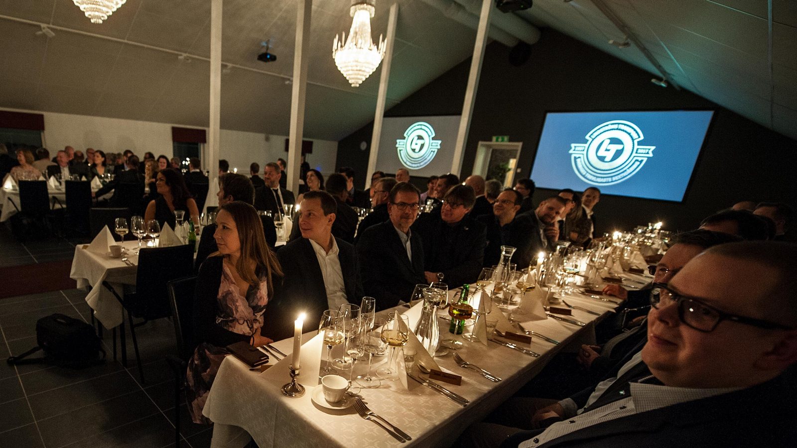 Gäster sittandes vid bord